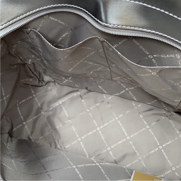 Michael Kors Jet Set Travel Large Chained Tote
Shoulder Bag MK
Silver - Picture 6 of 15